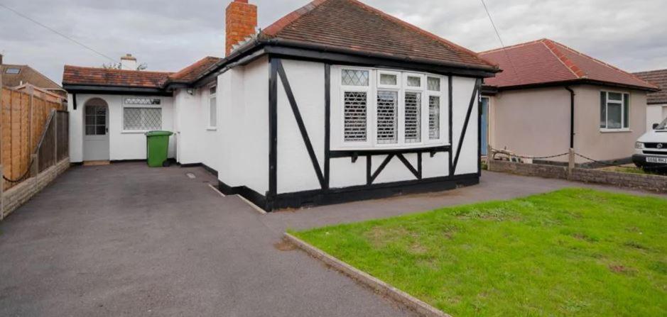 A Bright And Spacious Gem Staines-upon-Thames Ngoại thất bức ảnh