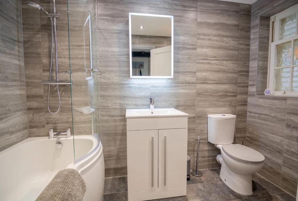 A Bright And Spacious Gem Staines-upon-Thames Ngoại thất bức ảnh