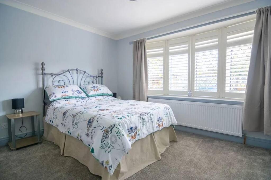 A Bright And Spacious Gem Staines-upon-Thames Ngoại thất bức ảnh