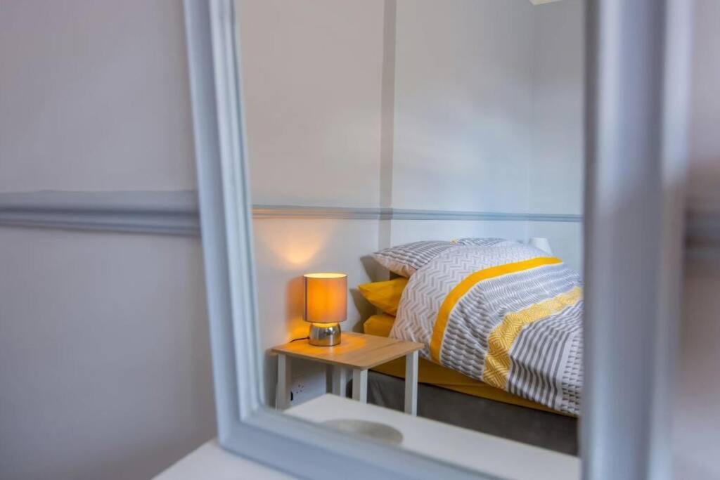A Bright And Spacious Gem Staines-upon-Thames Ngoại thất bức ảnh