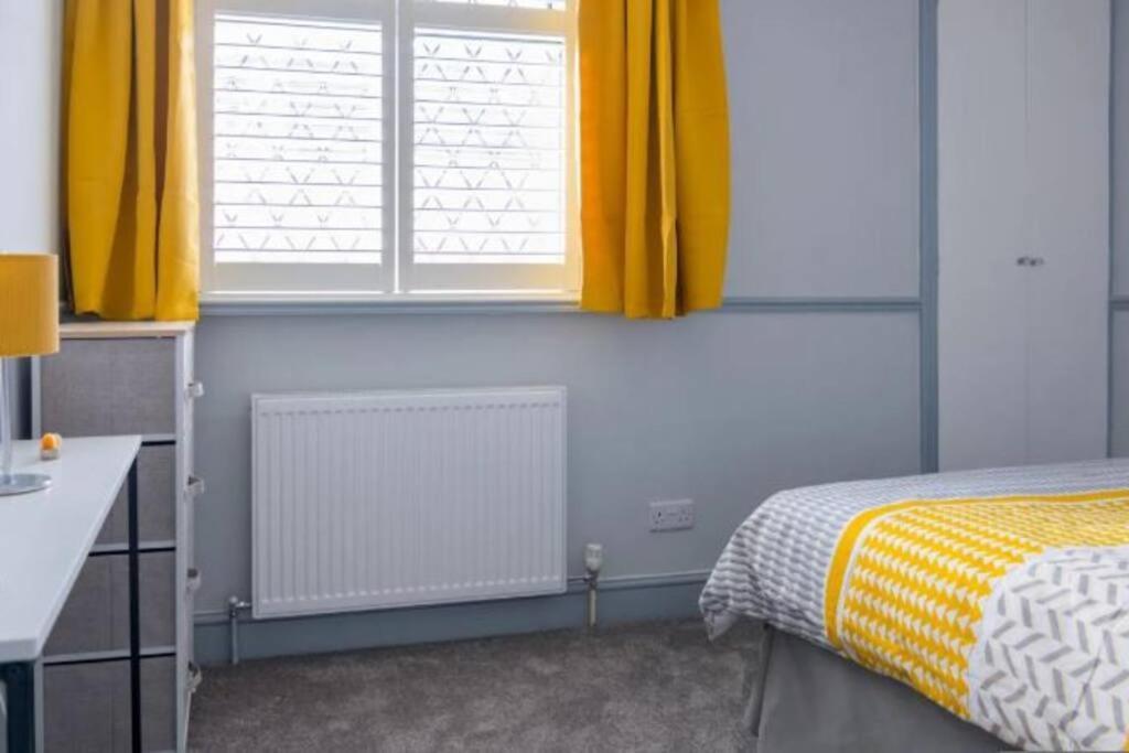 A Bright And Spacious Gem Staines-upon-Thames Ngoại thất bức ảnh