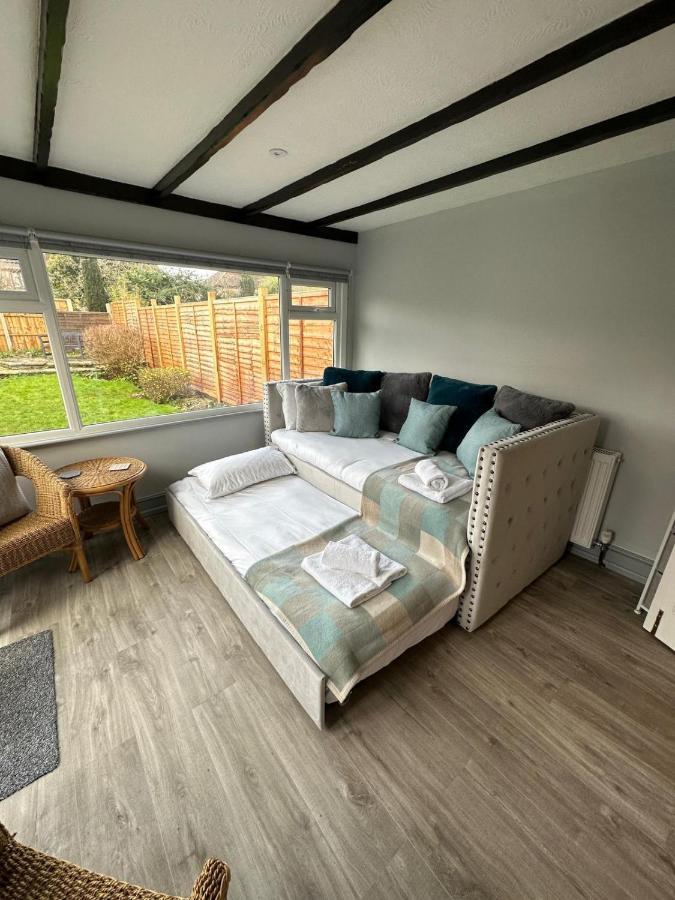 A Bright And Spacious Gem Staines-upon-Thames Ngoại thất bức ảnh