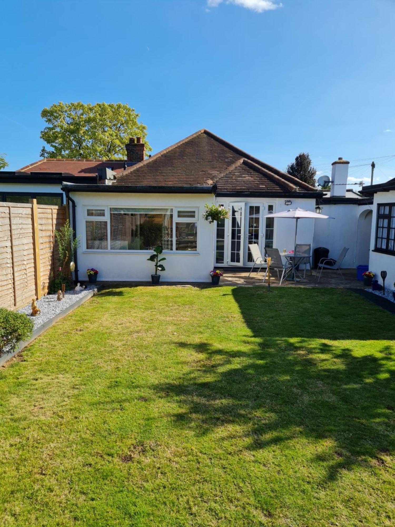 A Bright And Spacious Gem Staines-upon-Thames Ngoại thất bức ảnh
